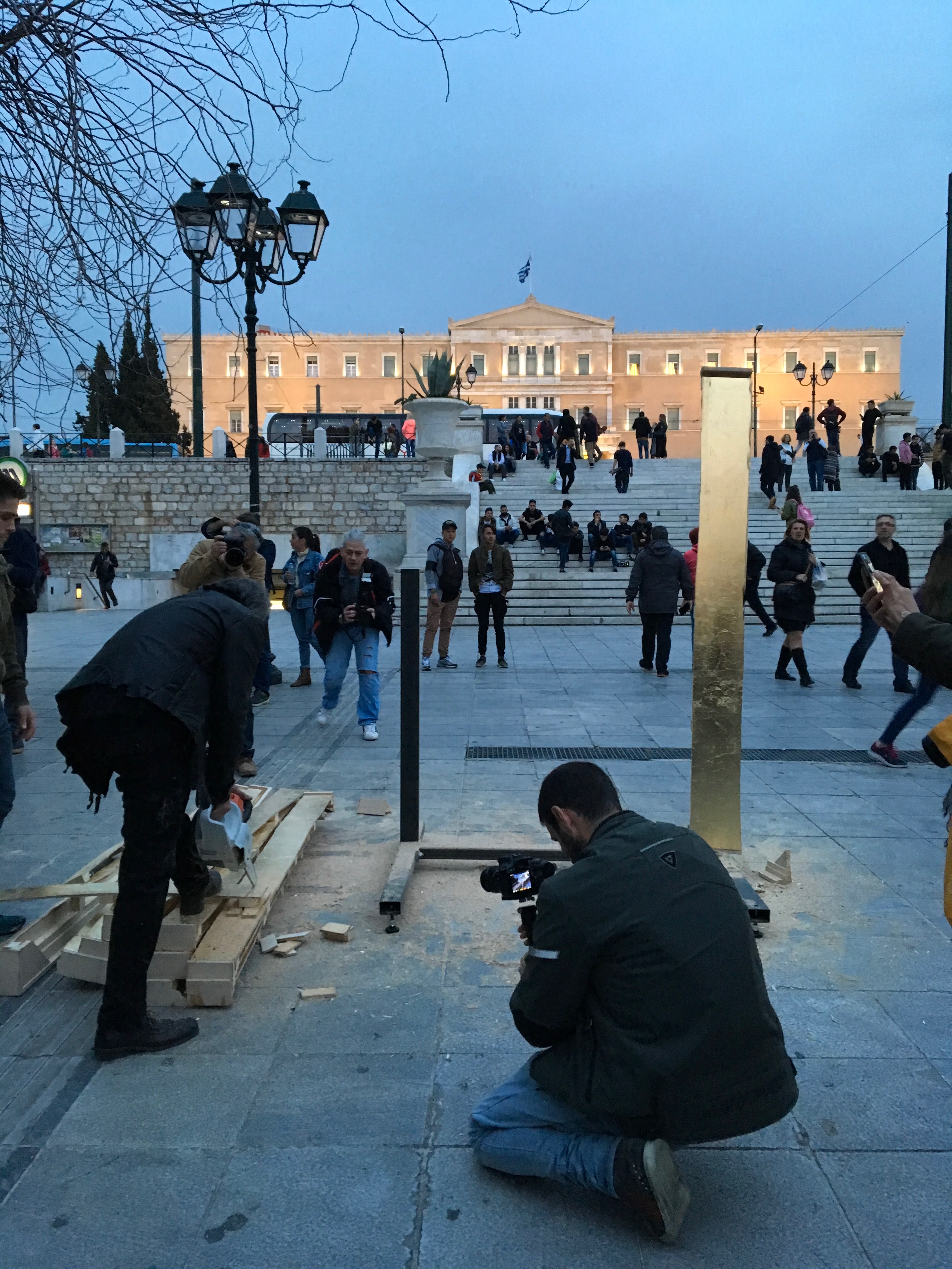 Kunstaktionen: Muthesius zersägt golden field auf dem Syntagma Platz